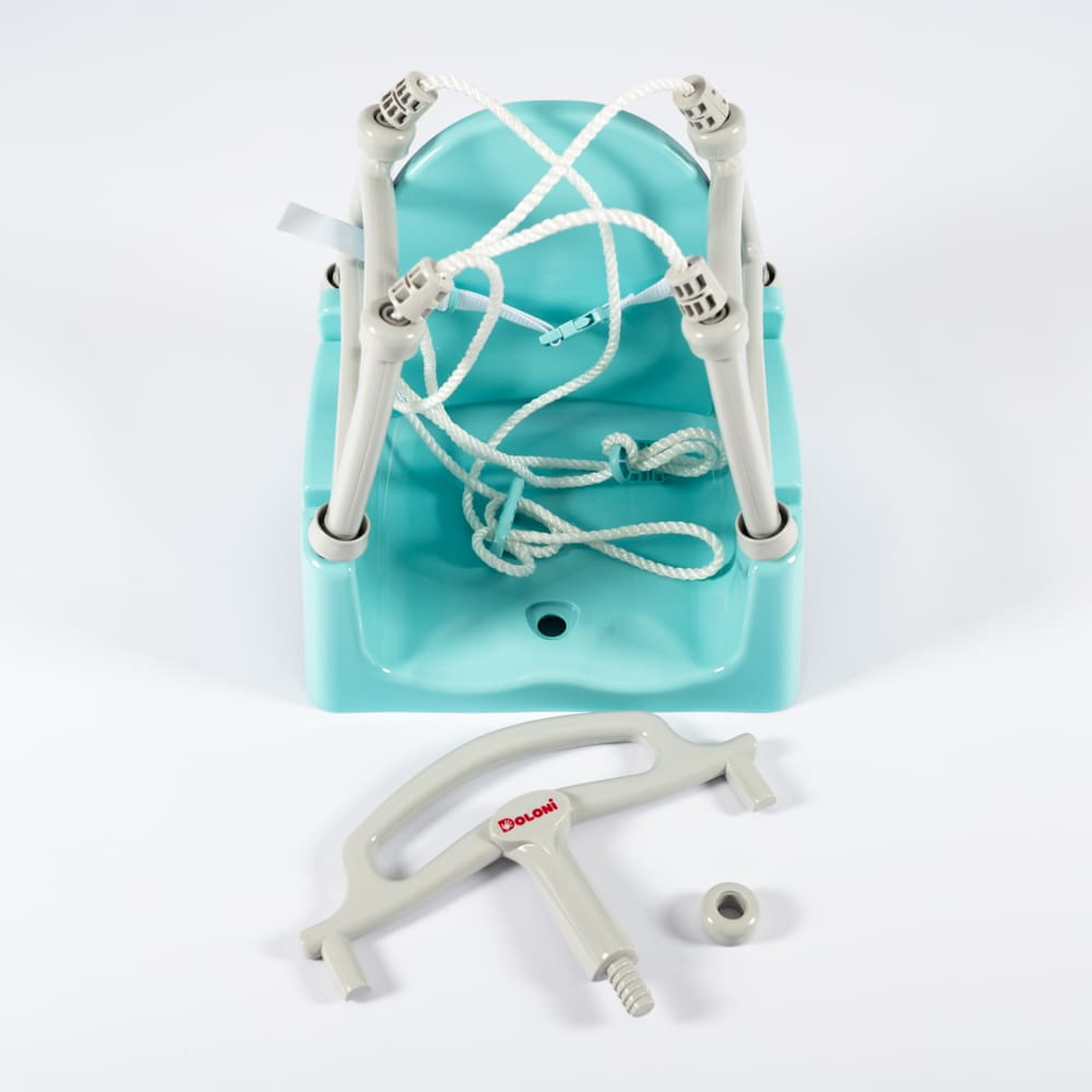 Встановлення качелі здійснюється за допомогою карабінів, що робить процес швидким і легким.